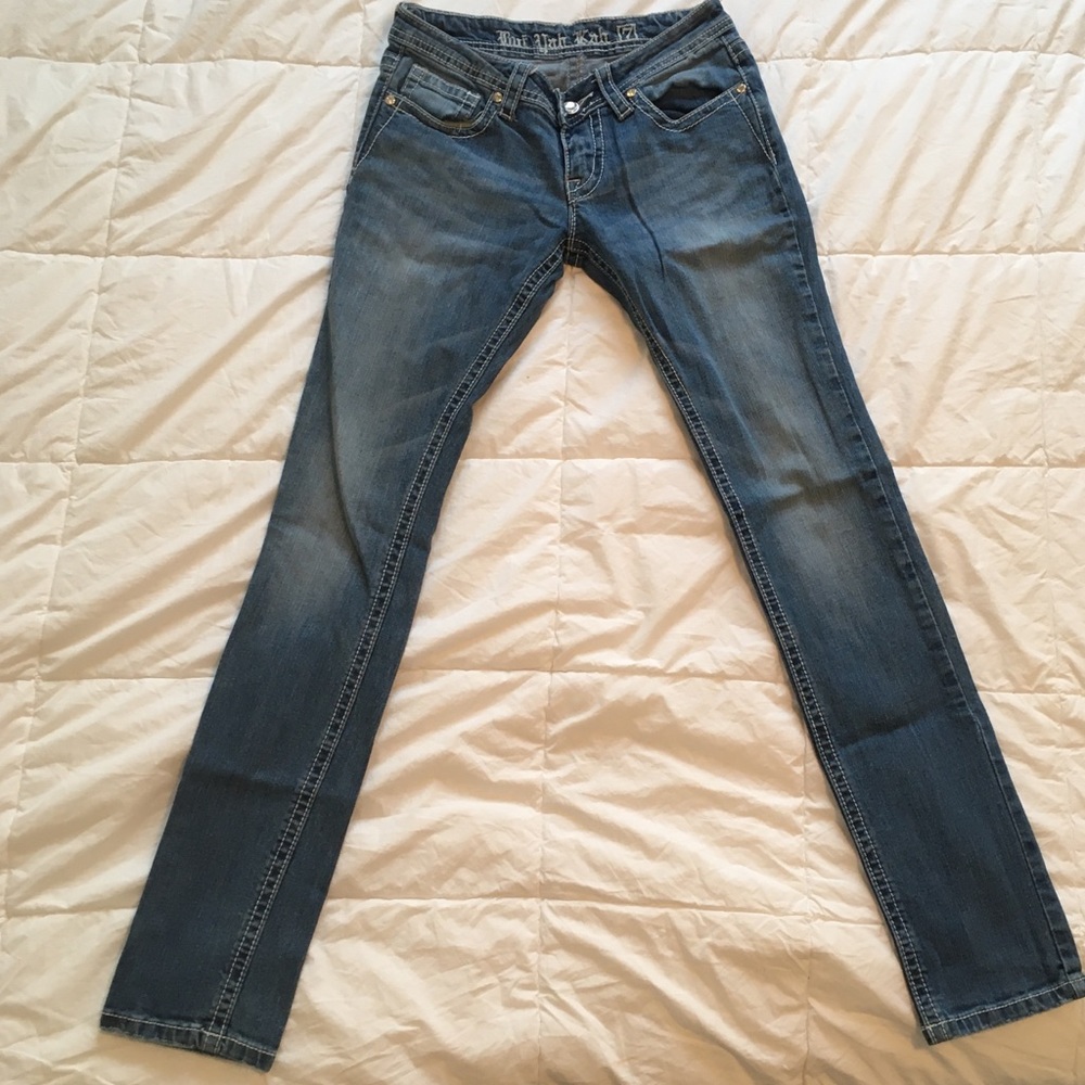 But yah kah rodeo skinny Jean jr size 7 med wash guns embroidered pockets 2/40❤️